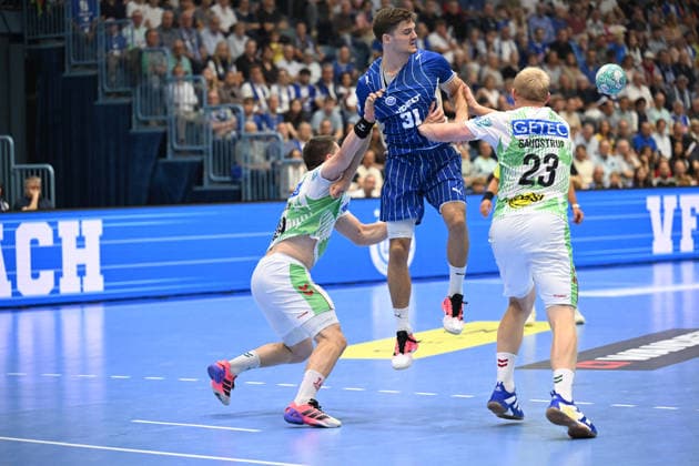 Kay Smits (VfL Gummersbach), 31, vs. Gisli Thorgeir Kristjansson (SC Magdeburg), 10, and Magnus Saugstrup (SC Magdeburg), 23, GER, VfL Gummersbach vs. SC Magdeburg, Handball, Opel Bundesliga, VfL Gummersbach, 1st Division, 2026–2027 season, Matchday 1, Schwalbe Arena, Gummersbach, August 30, 2026, GER, VfL Gummersbach vs. SC Magdeburg, Handball 1, Opel Bundesliga, VfL Gummersbach, 1st Division, 2026–2027 season, Matchday 1, Schwalbe Arena, Gummersbach, August 30, 2026, Gummersbach Copyright: xEibner-Pressefoto JuergenxAugstx EP_JAT
