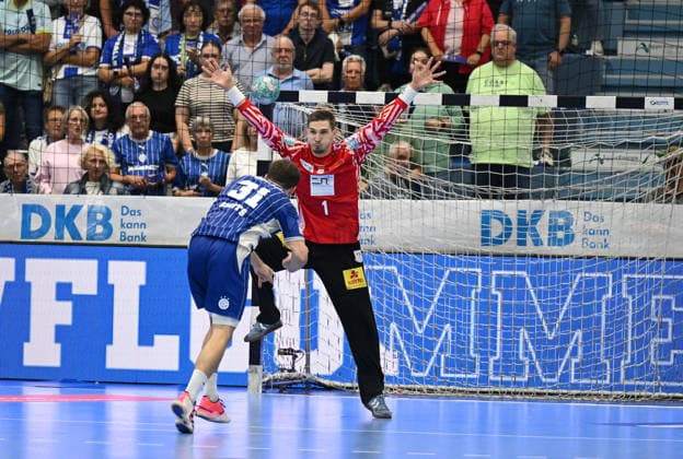 Kay Smits (VfL Gummersbach), 31, on a 7-meter throw against former Gummersbach player Dominik Kuzmanovic (SC Magdeburg), 1 GER, VfL Gummersbach vs. SC Magdeburg, Handball, Opel Bundesliga, VfL Gummersbach, 1st Division, 2026–2027 season, Matchday 1, Schwalbe Arena, Gummersbach, August 30, 2026, GER, VfL Gummersbach vs. SC Magdeburg, Handball, Opel Bundesliga, VfL Gummersbach, 1st Division, 2026–2027 season, Matchday 1, Schwalbe Arena, Gummersbach, August 30, 2026, Gummersbach Copyright: xEibner-Pressefoto JuergenxAugstx EP_JAT
