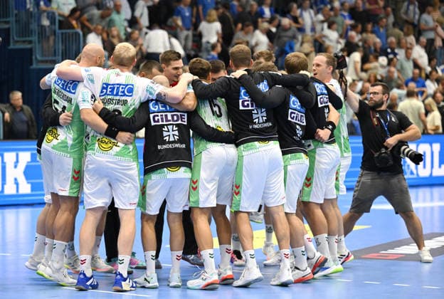 The SC Magdeburg team wins the season opener of the Opel Handball Bundesliga on the road against VfL Gummersbach, 33–31 (GER), VfL Gummersbach vs. SC Magdeburg, Handball, Opel Bundesliga, VfL Gummersbach, 1st Division, 2026–2027 season, Matchday 1, Schwalbe Arena, Gummersbach, August 30, 2026 (GER), VfL Gummersbach vs. SC Magdeburg, Handball 1, Opel Bundesliga, VfL Gummersbach, 1st Division, 2026–2027 season, Matchday 1, Schwalbe Arena, Gummersbach, August 30, 2026, Gummersbach Copyright: xEibner-Pressefoto JuergenxAugstx EP_JAT