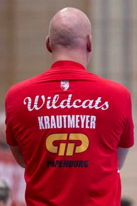 Women s Handball Bundesliga, 2026–2027 Season: SV Union Halle Neustadt vs. TuS Metzingen, Halle, Germany, August 30, 2026. Pictured: Coach Pether Krautmeyer. Halle feature, symbol, stock photo, characteristic, detail, Halle Saale SWH Arena, Saxony-Anhalt, Germany