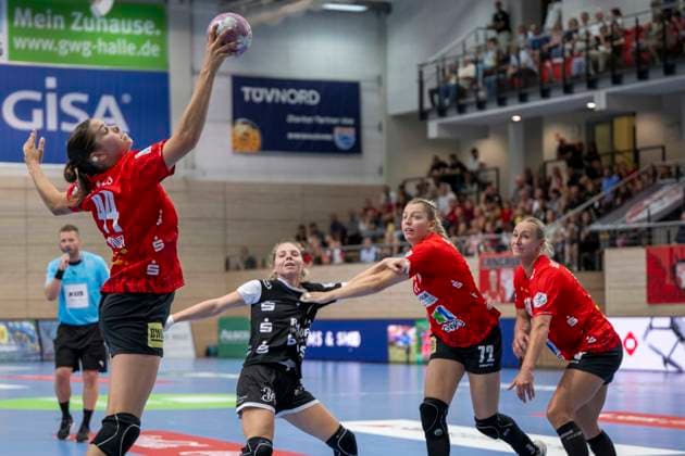 Women s Handball Bundesliga, 2026–2027 Season: SV Union Halle Neustadt vs. TuS Metzingen, Halle, Germany, August 30, 2026. Pictured from left: Lois van Vliet (Halle), Charlotte Cholevova (Metzingen), Ilona Kieffer (Halle) and Lea Gruber (Halle), Halle (Saale), SWH Arena, Saxony-Anhalt, Germany
