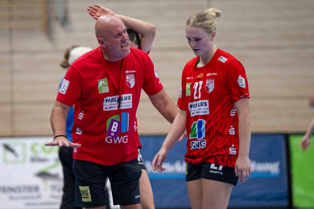 Women s Handball Bundesliga, 2026–2027 Season: SV Union Halle Neustadt vs. TuS Metzingen Halle, Germany, August 30, 2026. Pictured from left: Coach Pether Krautmeyer (Halle) and Lynn Holtmann (Halle)—dissatisfied, disappointed, dejected, downcast, frustrated—Halle Saale SWH Arena, Saxony-Anhalt, Germany