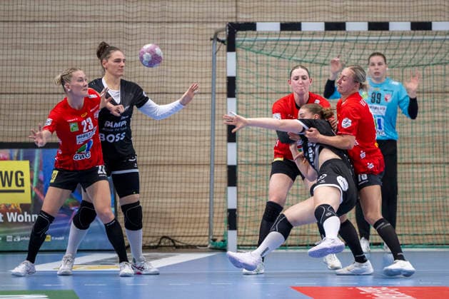 Women s Handball Bundesliga, 2026–2027 Season: SV Union Halle Neustadt vs. TuS Metzingen, Halle, Germany, August 30, 2026. Pictured, from left: Marie Polakova (Halle), Svenja Huebner (Metzingen), Charlotte Kähr (Kaehr), Tina Wagenlader (Halle), and Lea Gruber (Halle); Halle an der Saale, SWH Arena, Saxony-Anhalt, Germany