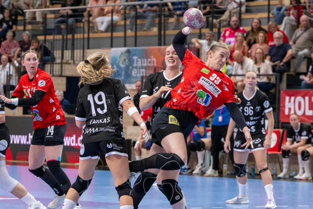 Women s Handball Bundesliga, 2026–2027 Season: SV Union Halle Neustadt vs. TuS Metzingen, Halle, Germany, August 30, 2026. Pictured from left: Johanna Farkas (Metzingen), Charlotte Kähr (Kaehr), and Nele Wenzel (Halle). Halle (Saale), SWH Arena, Saxony-Anhalt, Germany
