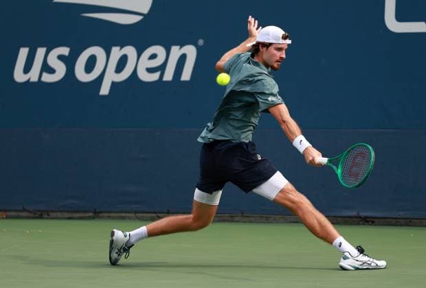 Toby Samuel of GB in action 2026 US Open, Day One, USTA Billie Jean King National Tennis Center, New York, USA - 30 Aug 2026New York USTA Billie Jean King National T New York (NY) United States of America EDITORIAL USE ONLY No use with unauthorised audio, video, data, fixture lists, club league logos or live services. Online in-match use limited to 120 images, no video emulation. No use in betting, games or single club league player publications. Copyright: xEllaxLing Shutterstockx 17124547t