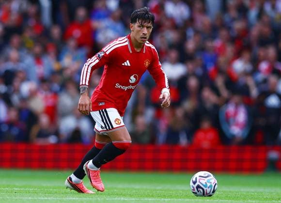 Lisandro Martinez of Manchester United, ManU Manchester United v Ipswich Town, Premier League Football, Football, Old Trafford, Manchester, UK - 30 Aug 2026Manchester Old Trafford United Kingdom EDITORIAL USE ONLY No use with unauthorised audio, video, data, fixture lists, club league logos or live services. Online in-match use limited to 120 images, no video emulation. No use in betting, games or single club league player publications. Copyright: xMattxWest Shutterstockx 17119118do