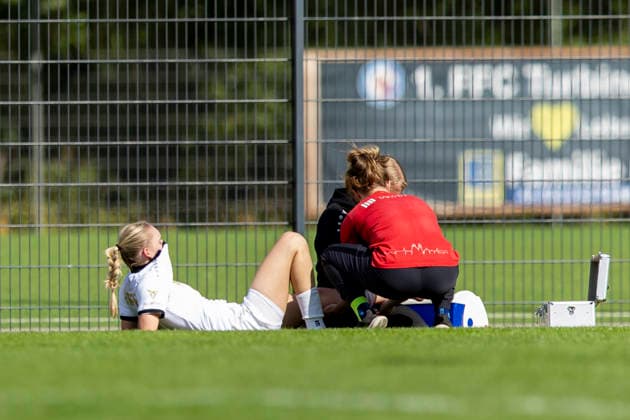 Northeast Regional League Women s Division 1: FFC Turbine Potsdam II vs. 1 FFV Erfurt, Potsdam, August 30, 2026. Injury to Maja Felicitas Bauerschmidt (10, 1 FFV Erfurt, left), Katja Groll 14 1 FFV Erfurt (right) and behind her, Linnea Ehmann, physical therapist 1 FFV Erfurt Northeast Regional League Women s Division 1: FFC Turbine Potsdam II vs. 1 FFV Erfurt at Sportforum Potsdam Waldstadt Schlaatz, August 30, 2026 Copyright: xBEAUTIFULxSPORTS Duehringx