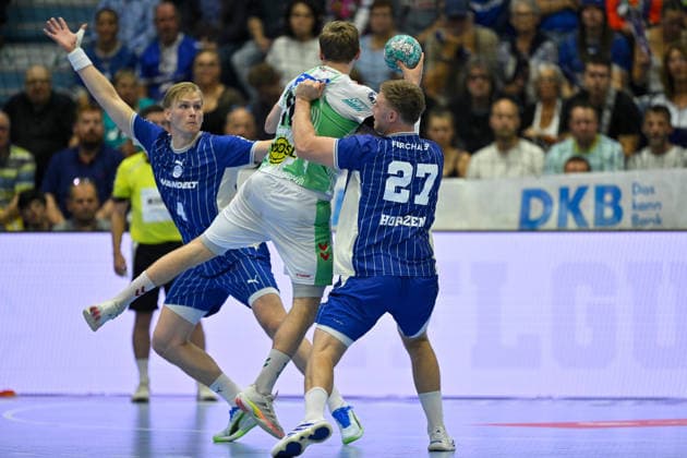 Gummersbach, Schwalbe Arena, August 30, 2026, GER, Men s Handball Bundesliga, Opel HBL, 2026–2027 season, VfL Gummersbach vs. SC Magdeburg. Pictured from left in a one-on-one battle: Ellidi Snaer VIDARSSON (Gummersbach), Gisli Thorgeir KRISTJANSSON (Magdeburg), and Kristjan HORZEN (Gummersbach), North Rhine-Westphalia, Germany