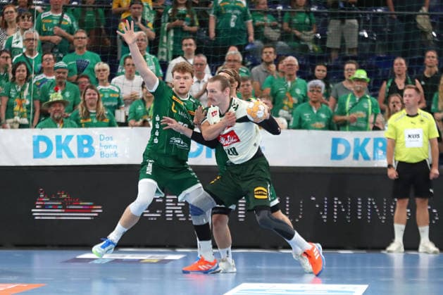 Handball, HBL2: SC DHfK Leipzig vs. GWD Minden, August 31, 2026. Antonio Metzner (20), GWD Minden, with the ball against Tim Hertzfeld (72), SC DHfK Leipzig. Handball, 2nd Bundesliga, 2026–2027 season, Matchday 1: SC DHfK Leipzig vs. GWD Minden on August 31, 2026, at the Quarterback Immobilien Arena in Leipzig Copyright: xBEAUTIFULxSPORTS JanxKaeferx