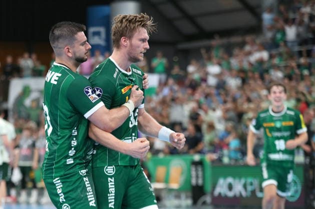 Handball, HBL2 SC DHfK Leipzig vs. GWD Minden, August 31, 2026. Luka Rogan (33), SC DHfK Leipzig embraces the game-winning goal scorer Franz Semper (32), SC DHfK Leipzig (right). Handball, 2nd Bundesliga, 2026–2027 season, Matchday 1: SC DHfK Leipzig vs. GWD Minden on August 31, 2026, at the Quarterback Immobilien Arena Leipzig Copyright: xBEAUTIFULxSPORTS JanxKaeferx