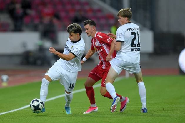 Battle for the ball between Shawn Marc Blum of SV Eintracht Trier 10 and Leon Damer (KSV Hessen Kassel 13), Elia Dittrich (SV Eintracht Trier 21 L R), GER, KSV Hessen Kassel vs. SV Eintracht Trier, Soccer, Regionalliga Southwest, 2026–2027 season, Matchday 3, September 1, 2026, GER, Soccer, Regionalliga Southwest, KSV Hessen Kassel vs. SV Eintracht Trier, September 1, 2026, Kassel Copyright: xRolandxSippelx-xEibner-Pressefotox EP_RSL