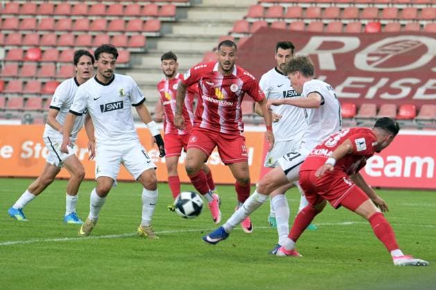Battle for the ball between Elia Dittrich (SV Eintracht Trier 21, 2nd from right), Leon Damer (KSV Hessen Kassel 13, right), Oemer Kenan Yavuz (SV Eintracht Trier 6, left), and Sercan Sararer (KSV Hessen Kassel 10, center), GER, KSV Hessen Kassel vs. SV Eintracht Trier, Soccer, Regionalliga Southwest, 2026–2027 Season, Matchday 3, September 1, 2026, GER, Soccer, Regionalliga Southwest KSV Hessen Kassel vs. SV Eintracht Trier, September 1, 2026, Kassel Copyright: xRolandxSippelx-xEibner-Pressefotox EP_RSL