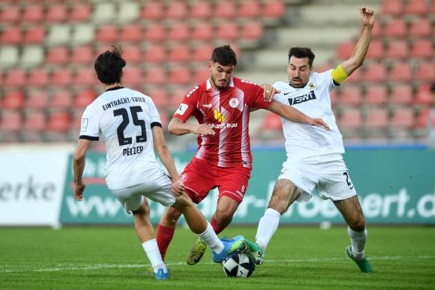 Battle for the ball between Gianluca Pelzer (SV Eintracht Trier 25), Aaron Liesche Prieto (KSV Hessen Kassel 6), and Christopher Spang (SV Eintracht Trier 29 L R), GER, KSV Hessen Kassel vs. SV Eintracht Trier, soccer, Regionalliga Southwest, 2026–2027 season, Matchday 3, September 1, 2026, GER, Soccer, Regionalliga Southwest, KSV Hessen Kassel vs. SV Eintracht Trier, September 1, 2026, Kassel Copyright: xRolandxSippelx-xEibner-Pressefotox EP_RSL