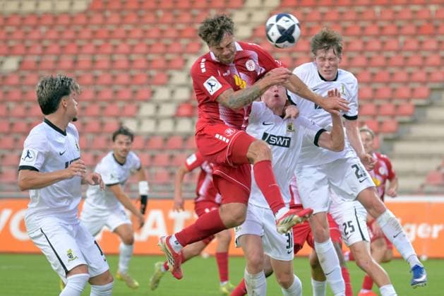 Battle for the ball between Maurice Springfeld (KSV Hessen Kassel, No. 31, M), Elia Dittrich (SV Eintracht Trier, No. 21, R), and Noah Herber (SV Eintracht Trier, No. 38, M), in the back, Shawn Marc Blum (SV Eintracht Trier 10 L), GER, KSV Hessen Kassel vs. SV Eintracht Trier, soccer, Regionalliga Southwest, 2026–2027 season, Matchday 3, September 1, 2026, GER, Soccer, Regionalliga Southwest, KSV Hessen Kassel vs. SV Eintracht Trier, September 1, 2026, Kassel Copyright: xRolandxSippelx-xEibner-Pressefotox EP_RSL