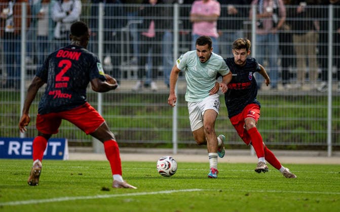 Soccer, 2026–2027 Season, Regionalliga West, September 1, 2026, Matchday 6, Men’s, 1 FC Bocholt (mint) vs. Bonner SC (blue and red) – Massaman Keita (Bonner SC), Marvin Lorch (1 FC Bocholt), Julijan Popvic (Bonner SC), Bocholt Stadion am Huenting, Germany 260901_fb_1fc-bocholt_bonner-sc_58371