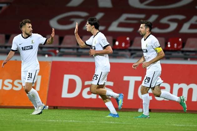 Cheers and joy after the goal; score 0–1: Gianluca Pelzer (SV Eintracht Trier, 25, M), Christopher Spang (SV Eintracht Trier, 29, R), Jonas Singer (SV Eintracht Trier, 31, L), GER, KSV Hessen Kassel vs. SV Eintracht Trier, soccer, Regionalliga Southwest, 2026–2027 season, Matchday 3, September 1, 2026, GER, Soccer, Regionalliga Southwest, KSV Hessen Kassel vs. SV Eintracht Trier, September 1, 2026, Kassel Copyright: xRolandxSippelx-xEibner-Pressefotox EP_RSL