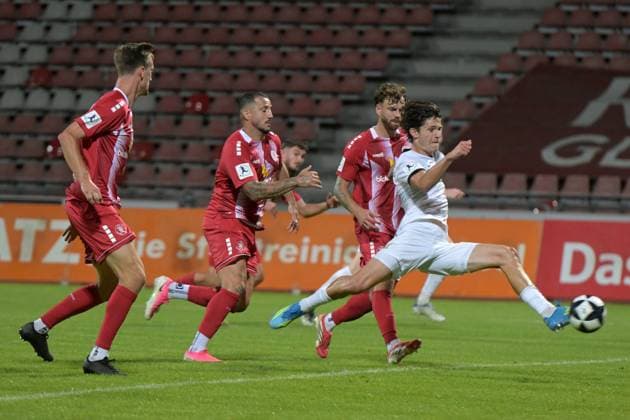 Gianluca Pelzer (SV Eintracht Trier 25) scores the goal, making the score 0–1; Maurice Springfeld (KSV Hessen Kassel 31), M, and Sercan Sararer (KSV Hessen Kassel 10) arrive too late, GER, KSV Hessen Kassel vs. SV Eintracht Trier, Soccer, Regionalliga Southwest, 2026–2027 season, Matchday 3, September 1, 2026, GER, Soccer, Regionalliga Southwest, KSV Hessen Kassel vs. SV Eintracht Trier, September 1, 2026, Kassel Copyright: xRolandxSippelx-xEibner-Pressefotox EP_RSL