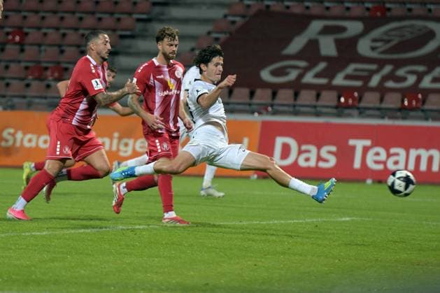 Gianluca Pelzer (SV Eintracht Trier 25) scores the goal, making the score 0–1; Maurice Springfeld (KSV Hessen Kassel 31), M, and Sercan Sararer (KSV Hessen Kassel 10) arrive too late, GER, KSV Hessen Kassel vs. SV Eintracht Trier, Soccer, Regionalliga Southwest, 2026–2027 season, Matchday 3, September 1, 2026, GER, Soccer, Regionalliga Southwest, KSV Hessen Kassel vs. SV Eintracht Trier, September 1, 2026, Kassel Copyright: xRolandxSippelx-xEibner-Pressefotox EP_RSL