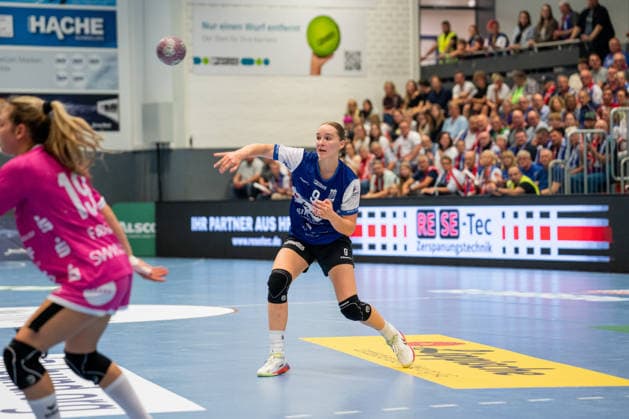HSG Blomberg Lippe (GER) vs. TuS Metzingen (GER), Handball, Women s Handball Bundesliga 1, Matchday 2, 2026–2027 Season, Blomberg, September 2, 2026—Nieke Kuehne of HSG Blomberg Lippe, No. 9, during a play build-up at the Blomberg Synflex Arena on Ulmenallee, Germany
