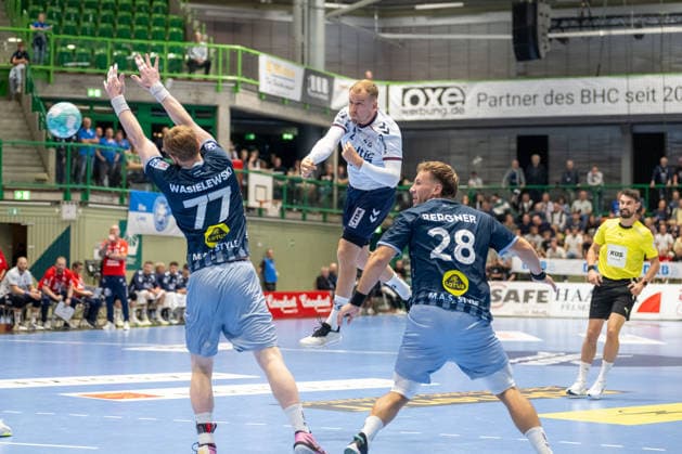 Simon Pytlick (SG Flensburg-Handewitt), No. 02, scores the first goal of the evening against Johannes Wasielewski (Bergischer HC 06), No. 77, and Tom Bergner (Bergischer HC 06), No. 28. Bergischer HC vs. SG Flensburg-Handewitt, Handball, Opel HBL, Matchday 02, 2026–2027 season, September 2, 2026 Bergischer HC vs. SG Flensburg Handewitt, Handball, Opel HBL, Matchday 02, 2026–2027 season, September 2, 2026, Wuppertal Copyright: xEibner-Pressefoto ThomasxHaeslerx EP_THR