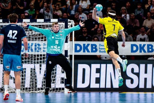 September 2, 2026, xdobgx, Opel HBL Handball, Handball Club Hamburg vs. TVB Stuttgart, left: Robin Paulsen Haug (Handball Club Hamburg), 16; Kasper Thorsen Lien (TVB Stuttgart), 7, shooting, in action, shooting at Hamburg