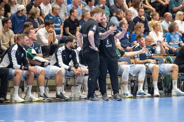 Markus Puetz of Bergischer HC 06, head coach, and Arnor Thor Gunnarsson of Bergischer HC 06, assistant coach, are looking for solutions following the opening phase of the Bergischer HC vs. SG Flensburg Handewitt match, handball, Opel HBL, Matchday 2, 2026–2027 season, September 2, 2026, Bergischer HC vs. SG Flensburg Handewitt, Handball, Opel HBL, Matchday 2, 2026–2027 season, September 2, 2026, Wuppertal Copyright: xEibner-Pressefoto ThomasxHaeslerx EP_THR