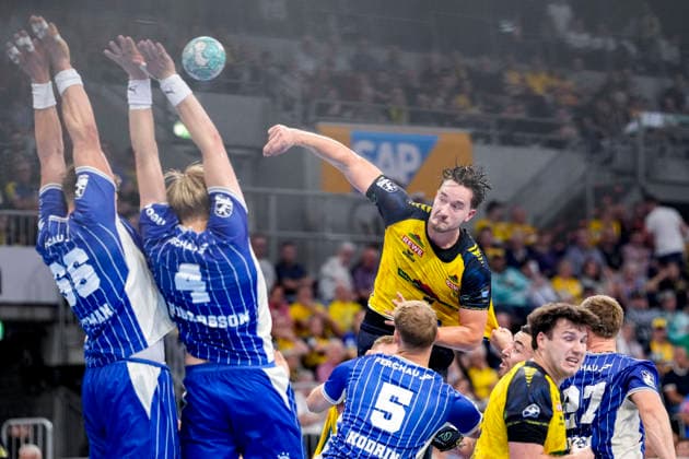 v li Stepan Zeman VfL, 66, Ellidi Snaer Vidarsson VfL, 4, Robert Timmermeister RNL, 7, on a jump shot, shot, goal attempt, action, play, game scene, September 2, 2026, Mannheim, Germany, handball, Bundesliga, Rhein-Neckar Löwen vs. VfL Gummersbach xozx