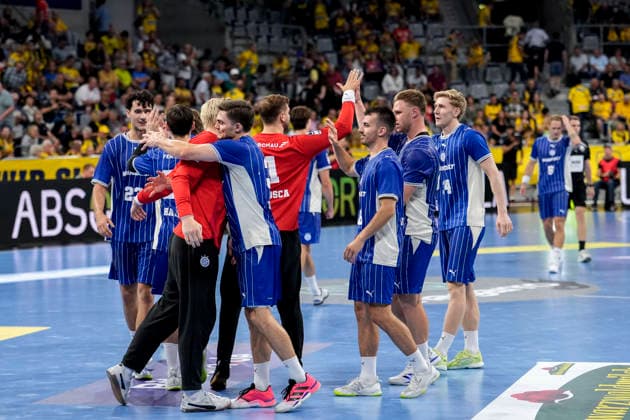 VfL Gummersbach players, celebrating after the final whistle, joy over the victory, winners, celebrating, cheerful, positive, happy, optimistic, highlight, action, September 2, 2026, Mannheim, Germany, handball, Bundesliga, Rhein-Neckar Löwen vs. VfL Gummersbach xozx