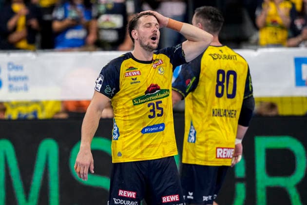From left: Kentin Mahe (RNL), 35, Jannik Kohlbacher RNL, 80, Rhein-Neckar Löwen player, disappointed by the loss, disappointment after the final whistle, highlight, loser, lost, frustration, disappointed, pessimistic, September 2, 2026, Mannheim, Germany, handball, Bundesliga, Rhein-Neckar Löwen vs. VfL Gummersbach xozx