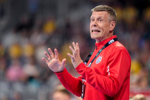 Gudjon Valur Sigurdsson, coach and head coach of VfL Gummersbach, gives instructions, gesturing with his arms; single frame, single photo, action, 02 09 2026, Mannheim, Germany, handball, Bundesliga, Rhein-Neckar Löwen vs. VfL Gummersbach xozx