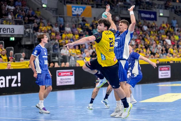 From left: Aron Seesing (RNL), 21, Stepan Zeman (VfL), 66, on a jump shot, shot, goal attempt, action, game play, September 2, 2026, Mannheim, Germany, handball, Bundesliga, Rhein-Neckar Löwen vs. VfL Gummersbach xozx