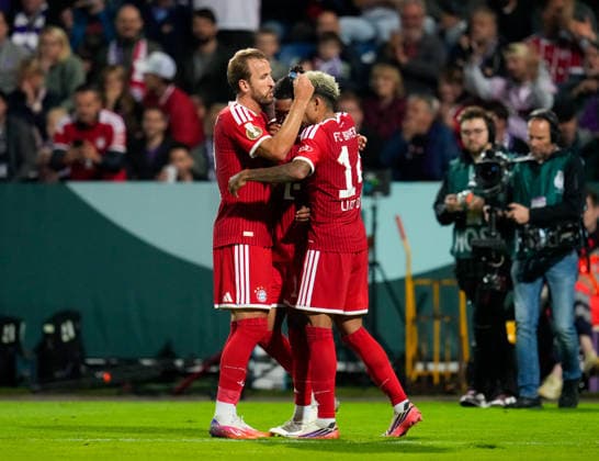 Harry Kane (FC Bayern Muenchen, 9), Michael Olise (FC Bayern Muenchen, 17) und Luis Diaz (FC Bayern Muenchen, 14) jubeln nach einem Tor. GER, VfL Osnabrück vs FC Bayern München, DFB-Pokal, 1. Runde, Saison 2026-27, Bremer Brücke, Osnabrück, 02.09.2026 DFL REGULATIONS PROHIBIT ANY USE OF PHOTOGRAPHS AS IMAGE SEQUENCES AND OR QUASI-VIDEO Foto: HMB Media Scott W. Coleman Osnabrück Bremer Brücke Niedersachsen GER Copyright: xScottxW.xColemanx