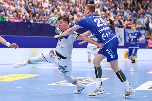 September 3, 2026, xkwix, Handball, Handball Bundesliga, TBV Lemgo Lippe vs. HSG Wetzlar, PHOENIX CONTACT arena, Matchday 2, 2026–2027 season: Paul Kompenhans of HSG Wetzlar (34) battles Niels Versteijnen of TBV Lemgo Lippe (25) during a shot on goal. Photo: xKamilxWilkowskixPressefotoKochx, North Rhine-Westphalia, Germany