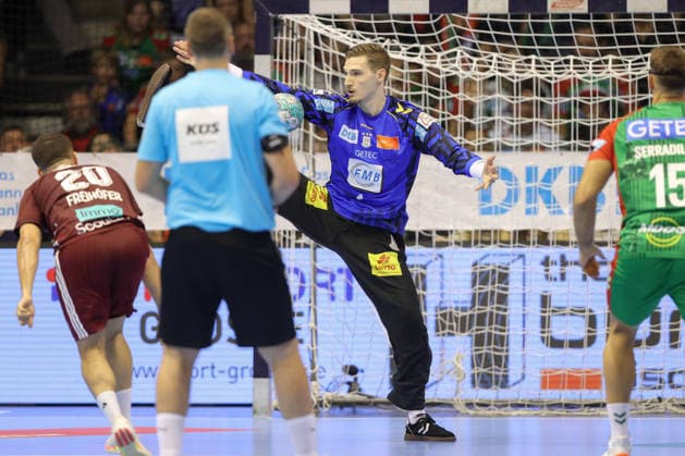 September 3, 2026, xtgx, Opel HBL Handball, SC Magdeburg vs. Füchse Berlin emspor, from left: Tim Freihöfer (Berlin), 20. Dominik Kuzmanovic (Magdeburg), 1 save, holds the ball, catches the ball, saves a seven-meter throw for Magdeburg