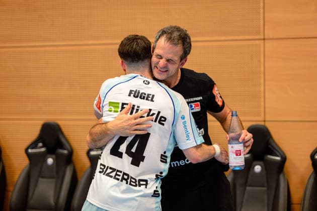 Elias Fuegel of HBW Balingen Weilstetten, 24, and coach Matthias Flohr of HBW Balingen Weilstetten embrace after the victory in the GER match between ThSV Eisenach and HBW Balingen Weilstetten, 1 Opel Handball Bundesliga, Handball, Matchday 2, 2026–2027 season, September 3, 2026, GER, ThSV Eisenach vs. HBW Balingen Weilstetten, 1st Opel Handball Bundesliga, Handball, Matchday 2, 2026–2027 season, September 3, 2026, Eisenach Copyright: xMartinxHerbstx