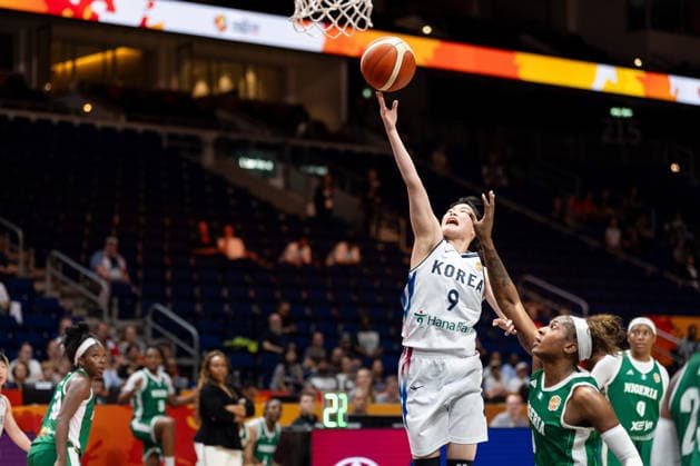 Sohee Lee (Korea), No. 9, making a layup; Elizabeth Balogun (Nigeria), No. 4; GER; Korea vs. Nigeria; Basketball; FIBA Women’s World Cup 2026; Group Stage; Matchday 1; September 4, 2026, Germany, Korea vs. Nigeria, Basketball, 2026 FIBA Women’s World Cup, Matchday 1, September 4, 2026, Berlin Copyright: xEibner-Pressefoto MaxxVincenx EP_MVN