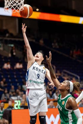 Sohee Lee (Korea), No. 9, making a layup; Elizabeth Balogun (Nigeria), No. 4; GER; Korea vs. Nigeria; Basketball; FIBA Women’s World Cup 2026; Group Stage; Matchday 1; September 4, 2026, Germany, Korea vs. Nigeria, Basketball, 2026 FIBA Women’s World Cup, Matchday 1, September 4, 2026, Berlin Copyright: xEibner-Pressefoto MaxxVincenx EP_MVN