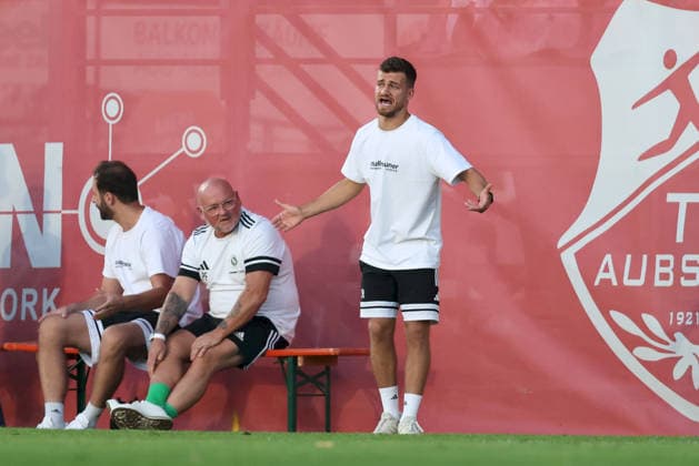 September 4, 2026, Men s, Soccer, 2026–2027 season, Bavarian Regional League, Matchday 7: TSV Aubstadt vs. SpVgg Ansbach; Niklas Reutelhuber, head coach of SpVgg Ansbach, gesturing with his arms and hands; Sulzfeld School Stadium, Aubstadt; NGN Arena, Bavaria, Germany