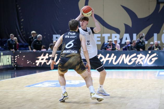 September 4, 2026, xgox, Basketball Exhibition Game: Basketball, Loewen Braunschweig vs. Bamberg Baskets, emspor, from left: Ferdinand Zylka (Braunschweig), 6; Jakob Lang (Bamberg), 22; head-to-head battle, duel, fight, tackle, Braunschweig