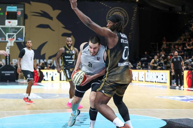 September 4, 2026, xgox, Basketball Exhibition Game: Basketball, Löwen Braunschweig vs. Bamberg Baskets, emspor, from left: Daniel Keppeler (Bamberg), 31, Zaba Bangala (Braunschweig), 0; Tussle, Duel, Battle, Tackle, Braunschweig