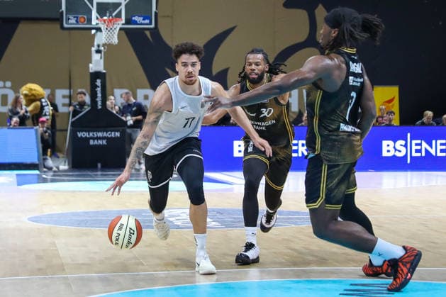 September 4, 2026, xgox, Basketball Exhibition Game: Basketball Loewen Braunschweig vs. Bamberg Baskets, emspor, from left: Joshua Obiesie (Bamberg), 77; Chip Flanigan (Braunschweig), 30; head-to-head battle, duel, fight, tackle (Braunschweig)