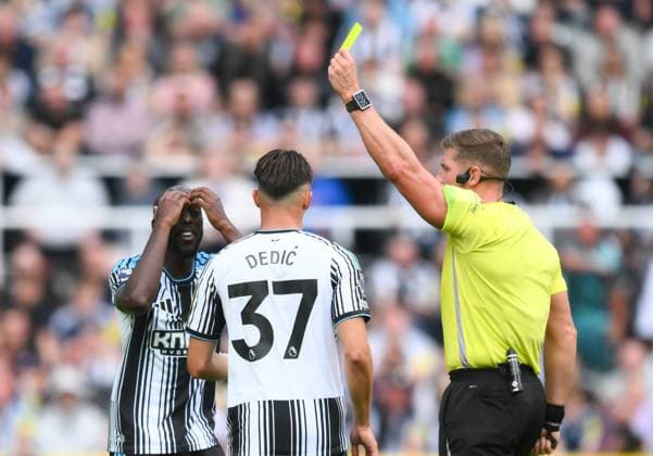 Sport Bilder des Tages Yoane Wisse of Newcastle United is shown a yellow card Newcastle United v AFC Bournemouth, Premier League Football, Football, St James Park, Newcastle, UK - 05 Sep 2026Newcastle St James Park United Kingdom EDITORIAL USE ONLY No use with unauthorised audio, video, data, fixture lists, club league logos or live services. Online in-match use limited to 120 images, no video emulation. No use in betting, games or single club league player publications. Copyright: xRichardxLee Shutterstockx 17134969ar