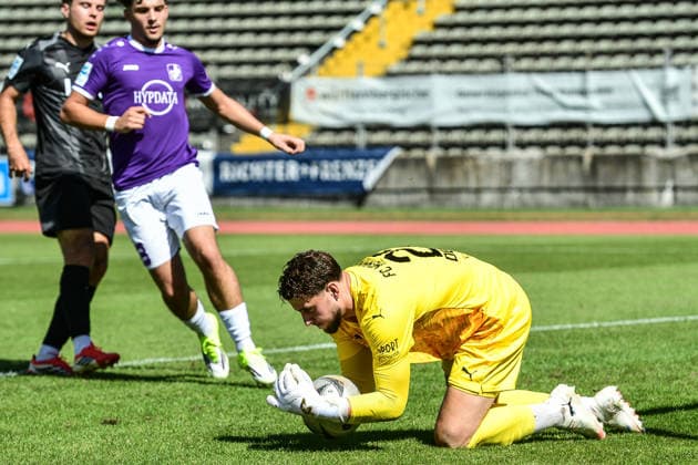 Bavarian Regional League: TSV Schwaben Augsburg vs. FC Augsburg, Augsburg, September 5, 2026. Dominik Dewein (FC Memmingen, No. 22) confidently clears the shot from the left flank, Augsburg, September 5, 2026, Matchday 7 of the Bavarian Regional League, TSV Schwaben Augsburg vs. FC Memmingen, Augsburg, Rosenaustadion Copyright: xBEAUTIFULxSPORTS Märklx