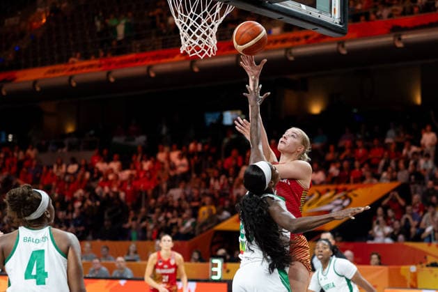 Dorka Juhasz of Hungary, No. 14, making a layup; Victoria Macaulay of Nigeria, No. 25; GER, Nigeria vs. Hungary, basketball, 2026 FIBA Women’s World Cup, group stage, Matchday 2, September 5, 2026, GER, Nigeria vs. Hungary, basketball, 2026 FIBA Women’s World Cup, group stage, Match Day 2, September 5, 2026, Berlin Copyright: xEibner-Pressefoto MaxxVincenx EP_MVN