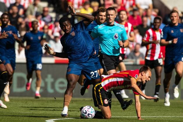 Noah Sadiki of Sunderland fouls Mikkel Damsgaard of Brentford Brentford v Sunderland, Premier League Football, Football, Gtech Community Stadium, London, UK - 05 Sep 2026London Gtech Community Stadium United Kingdom EDITORIAL USE ONLY No use with unauthorised audio, video, data, fixture lists, club league logos or live services. Online in-match use limited to 120 images, no video emulation. No use in betting, games or single club league player publications. Copyright: xSeanxTroup Shutterstockx 17134971ak