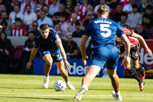 Granit Xhaka of Sunderland passes the ball to Daniel Ballard of Sunderland Brentford v Sunderland, Premier League Football, Football, Gtech Community Stadium, London, UK - 05 Sep 2026London Gtech Community Stadium United Kingdom EDITORIAL USE ONLY No use with unauthorised audio, video, data, fixture lists, club league logos or live services. Online in-match use limited to 120 images, no video emulation. No use in betting, games or single club league player publications. Copyright: xSeanxTroup Shutterstockx 17134971af