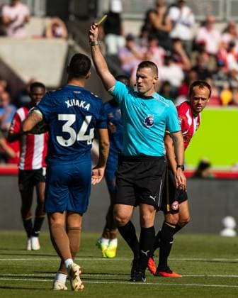 Referee Thomas Bramall shows a yellow card Brentford v Sunderland, Premier League Football, Football, Gtech Community Stadium, London, UK - 05 Sep 2026London Gtech Community Stadium United Kingdom EDITORIAL USE ONLY No use with unauthorised audio, video, data, fixture lists, club league logos or live services. Online in-match use limited to 120 images, no video emulation. No use in betting, games or single club league player publications. Copyright: xSeanxTroup Shutterstockx 17134971ag