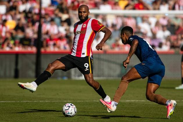 Igor Thiago of Brentford tries to intercept Reinildo Mandava of Sunderland pass Brentford v Sunderland, Premier League Football, Football, Gtech Community Stadium, London, UK - 05 Sep 2026London Gtech Community Stadium United Kingdom EDITORIAL USE ONLY No use with unauthorised audio, video, data, fixture lists, club league logos or live services. Online in-match use limited to 120 images, no video emulation. No use in betting, games or single club league player publications. Copyright: xSeanxTroup Shutterstockx 17134971az