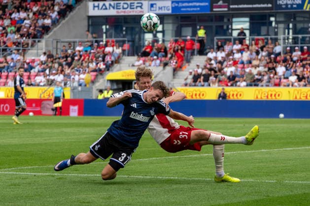 Patrick Sussek (MSV Duisburg), on the left in a tackle with Leopold Wurm (Jahn Regensburg); Jahn Regensburg vs. MSV Duisburg, soccer, 3. Liga, Matchday 4, September 5, 2026 Jahn Regensburg vs. MSV Duisburg, soccer, 3. Liga, September 5, 2026 Regensburg Copyright: xEibner-Pressefotox EP_EER