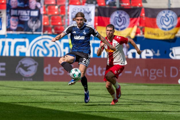 Joshua Bitter (MSV Duisburg), on the left in a tackle with Oscar Schönfelder (Jahn Regensburg); Jahn Regensburg vs. MSV Duisburg, soccer, 3. Liga, Matchday 4, September 5, 2026 Jahn Regensburg vs. MSV Duisburg, soccer, 3rd Division, September 5, 2026 Regensburg Copyright: xEibner-Pressefotox EP_EER